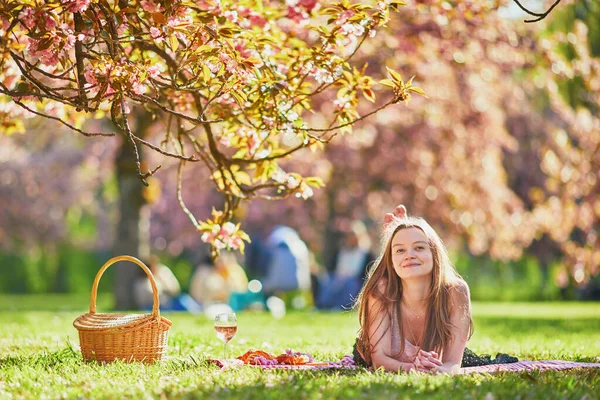 Krásná Mladá Žena Piknik Slunný Jarní Den Parku Během Třešňové — Stock fotografie