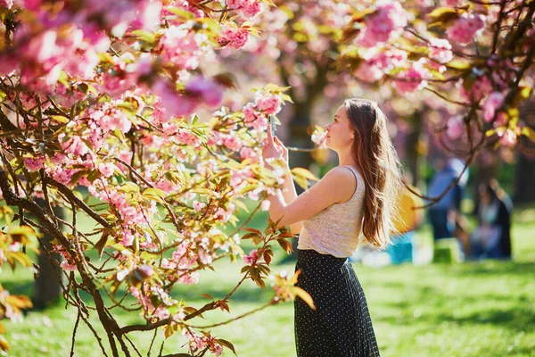 Beautiful Girl Cherry Blossom Garden Spring Day Taking Photo Recording — Stock Photo, Image