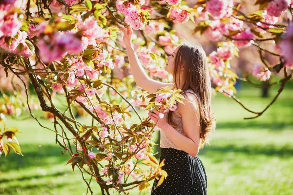Hermosa Joven Soleado Día Primavera Parque Durante Temporada Flores Cerezo —  Fotos de Stock