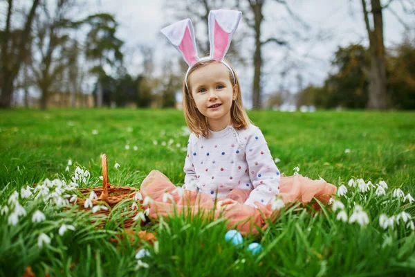 Dziewczyna Króliczych Uszach Bawiąca Się Polowanie Jajka Wielkanoc Przedszkolak Siedzący — Zdjęcie stockowe