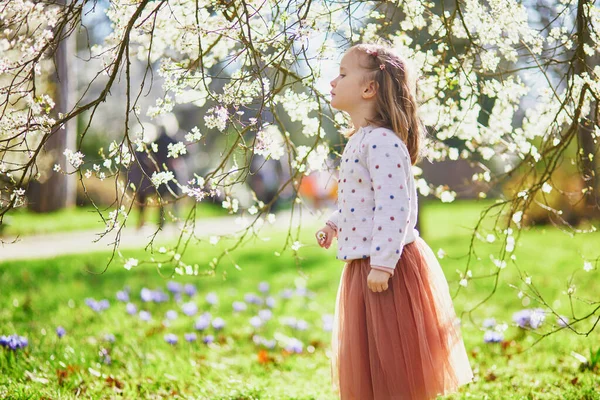 Menina Adorável Desfrutando Agradável Ensolarado Dia Primavera Perto Macieira Plena — Fotografia de Stock