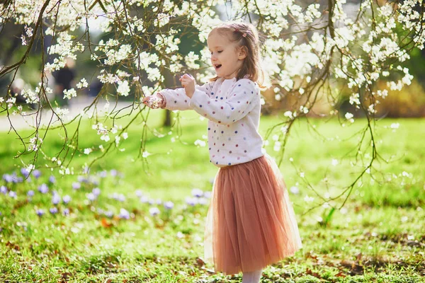 Menina Adorável Desfrutando Agradável Ensolarado Dia Primavera Perto Macieira Plena — Fotografia de Stock