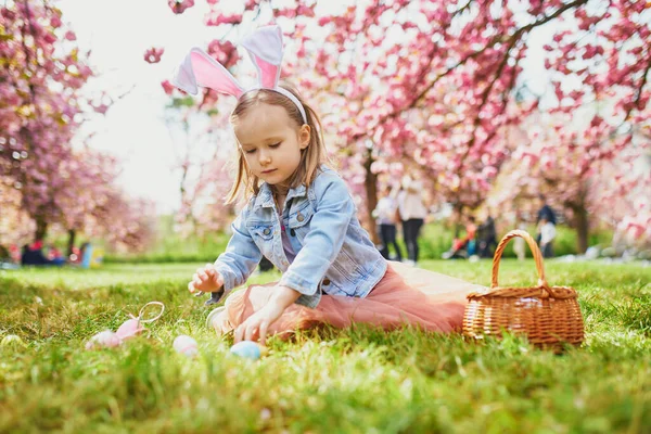 Preschooler Girl Wearing Bunny Ears Playing Egg Hunt Easter Child — Zdjęcie stockowe