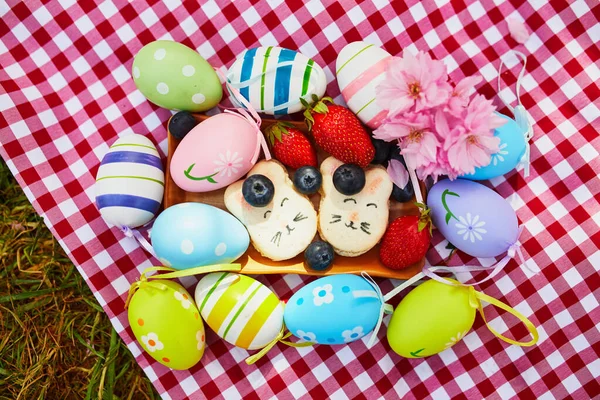 Picnic Delicious Sweet Macaroons Form Easter Bunnies Colorful Easter Eggs —  Fotos de Stock