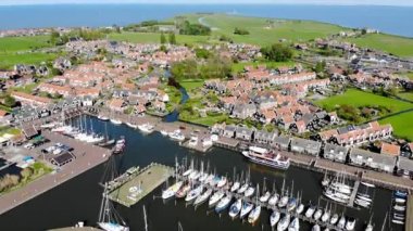 Hollanda, Kuzey Hollanda, Volendam yakınlarındaki Marken köyünün insansız hava aracı görüntüsü