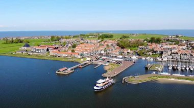 Hollanda, Kuzey Hollanda, Volendam yakınlarındaki Marken köyünün insansız hava aracı görüntüsü