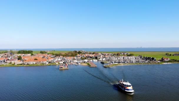 オランダ 北オランダのヴォレンダム近くのマルケンの絵のような村の空中ドローンビュー — ストック動画