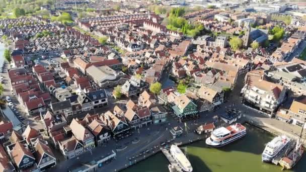オランダ 北オランダのヴォレンダムの絵のような村の空中ドローンビュー — ストック動画