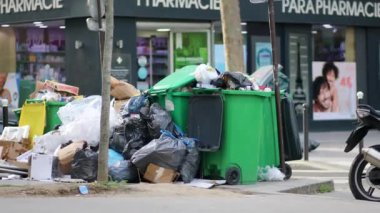 Paris, Fransa - 16 Mart 2023: Paris, Fransa 'da çöpçüler grevi sırasında aşırı dolu çöp kutularıyla dolu sokaklar.