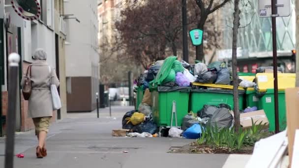 Paříž Francie Března 2023 Neuspořádané Ulice Přeplněnými Popelnicemi Během Stávky — Stock video
