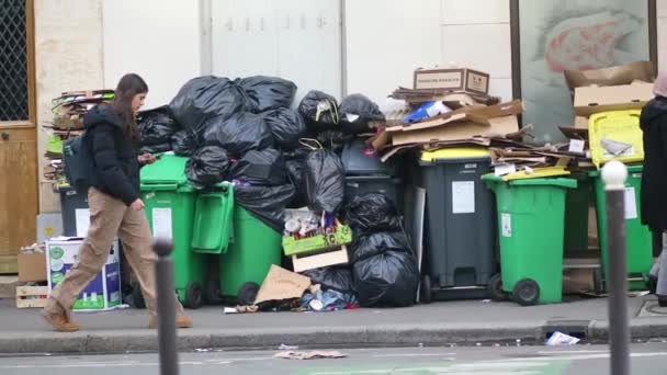 Paris France March 2023 Messy Streets Overfull Garbage Bins Binmen — Stock Video
