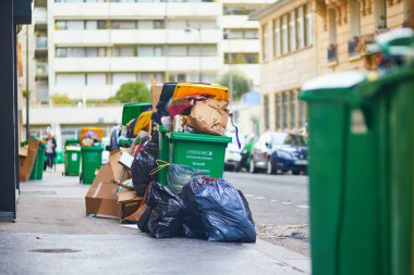 Paris, Fransa - 16 Mart 2023: Paris, Fransa 'da çöpçüler grevi sırasında aşırı dolu çöp kutularıyla dolu sokaklar.