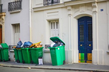 Paris, Fransa - 16 Mart 2023: Paris, Fransa 'da çöpçüler grevi sırasında aşırı dolu çöp kutularıyla dolu sokaklar.