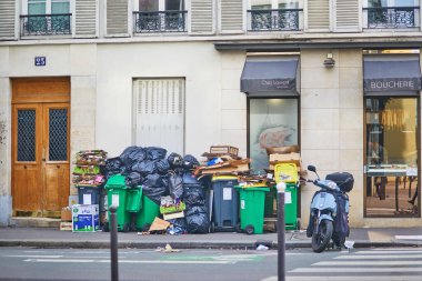 Paris, Fransa - 16 Mart 2023: Paris, Fransa 'da çöpçüler grevi sırasında aşırı dolu çöp kutularıyla dolu sokaklar.