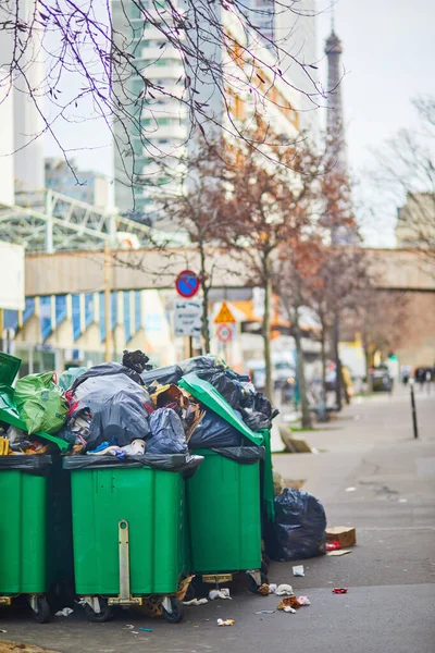 2023年3月16日 在法国的巴黎 当仆人罢工时 街道杂乱无章 垃圾桶满满的 — 图库照片