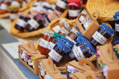 CUCURON, FRANCE - 21 Temmuz 2022: Fransa 'nın Provence kentindeki Akdeniz pazarında çeşitli reçel ve bal türleri