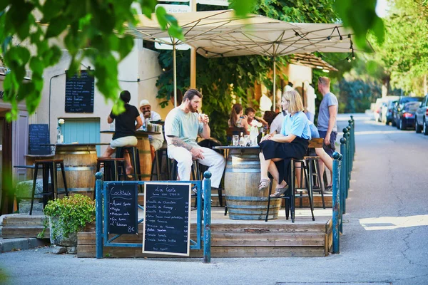 Lourmarin Frankreich Juli 2022 Menschen Genießen Einem Heißen Sommertag Drinks — Stockfoto