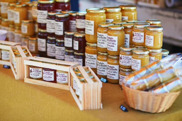 フランス クルロン 2022年7月21日 フランス プロヴァンスの地中海ファーマーズマーケットでの様々な種類のジャムと蜂蜜 — ストック写真