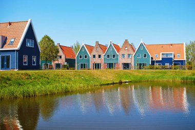 Volendam 'daki deniz parkındaki suya renkli evler yansıdı. Kuzey Hollanda, Hollanda 'daki tipik Hollanda manzarası.