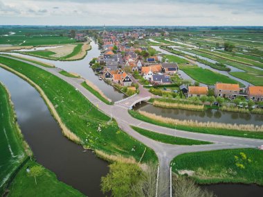Kuzey Hollanda, Hollanda ve Hollanda 'da polder ve tarlalarla çevrili tipik Hollanda köyünün hava manzarası