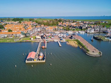 Hollanda, Kuzey Hollanda, Volendam yakınlarındaki Marken köyünün insansız hava aracı görüntüsü