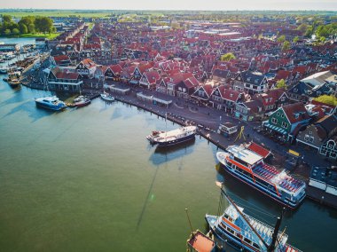 Hollanda 'nın kuzeyindeki Volendam köyünün insansız hava aracı görüntüsü