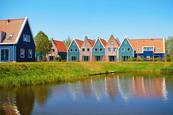 Красочные Дома Отражаются Аквапарке Волендаме Типичный Голландский Пейзаж Северной Голландии — стоковое фото