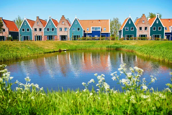 Kolorowe Domy Odzwierciedlone Wodzie Parku Morskim Volendam Typowy Holenderski Krajobraz — Zdjęcie stockowe