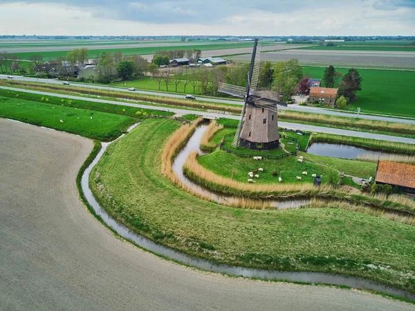 Widok Lotu Ptaka Tradycyjny Holenderski Wiatrak Boisku Typowy Krajobraz Wsi — Zdjęcie stockowe
