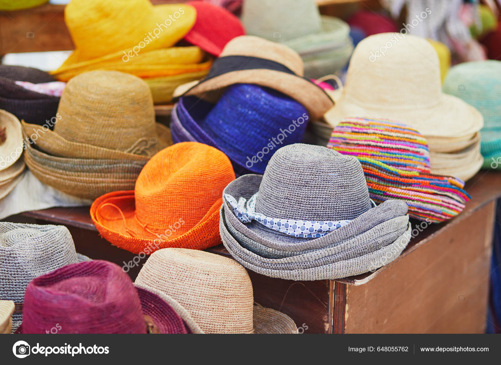 Ψάθινα Καπέλα Μια Αγορά Του Δρόμου Στο Cucuron Provence Γαλλία — Φωτογραφία  Αρχείου © encrier #648055762