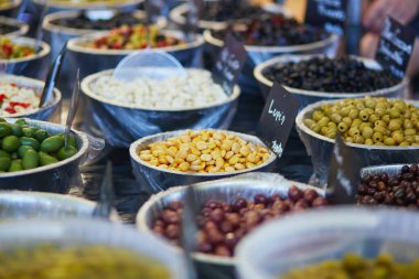 Cucuron, Provence, Fransa 'da bir çiftçi pazarında zeytin ve terbiye edilmiş sarımsak