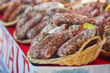 Cucuron, Provence, Fransa 'daki Akdeniz çiftçi pazarında sosisler