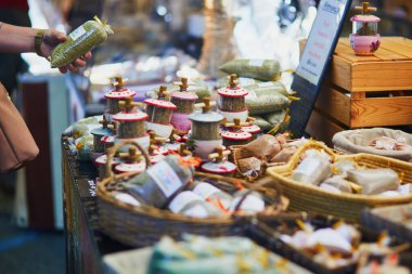 Cucuron, Provence, Fransa 'daki Akdeniz çiftçi pazarında kurutulmuş otlar