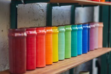 Provence, Güney Fransa 'da lavanta tarlaları bulunan hava manzaralı Akdeniz manzarası