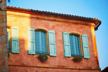 Roussillon, Provence, Fransa sokaklarının manzarası. Roussillon, köyü çevreleyen kilde bulunan büyük deniz tortusu yataklarıyla tanınır.