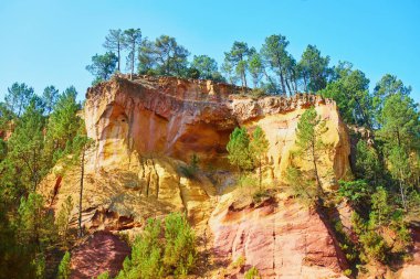Roussillon, Provence, Fransa 'daki büyük toprak yatakları yoluyla ünlü Ochre yolu (Fransızca Sentier des Ocres)
