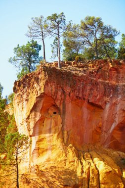 Roussillon, Provence, Fransa 'daki büyük toprak yatakları yoluyla ünlü Ochre yolu (Fransızca Sentier des Ocres)