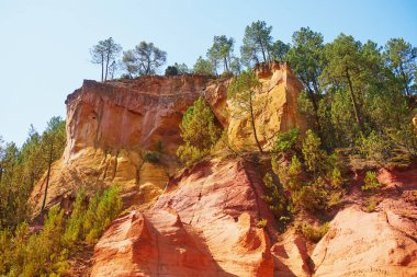 Roussillon, Provence, Fransa 'daki büyük toprak yatakları yoluyla ünlü Ochre yolu (Fransızca Sentier des Ocres)