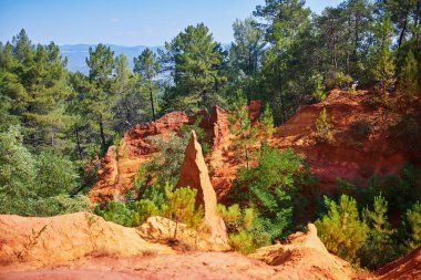 Roussillon, Provence, Fransa 'daki büyük toprak yatakları yoluyla ünlü Ochre yolu (Fransızca Sentier des Ocres)