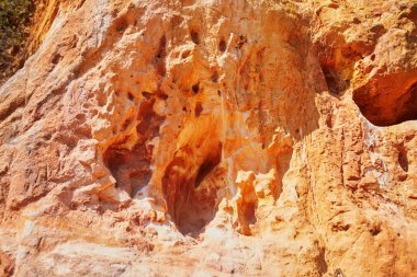 Roussillon, Provence, Fransa 'daki büyük toprak yatakları yoluyla ünlü Ochre yolu (Fransızca Sentier des Ocres)