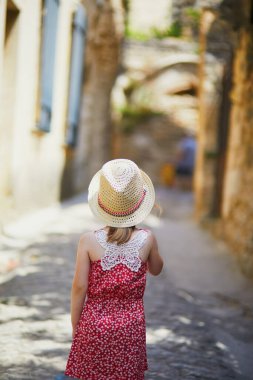 Güney Fransa 'nın Provence kentindeki Gordes Ortaçağ köyünde yürüyen sevimli anaokulu kızı.
