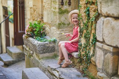 Güney Fransa 'nın Provence kentindeki Gordes Ortaçağ köyünde yürüyen sevimli anaokulu kızı.