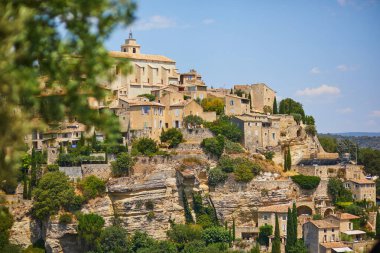 Güney Fransa 'nın Provence kentindeki ünlü Gordes köyünün manzarası