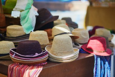 Cucuron, Provence, Fransa 'da bir sokak pazarında hasır şapkalar