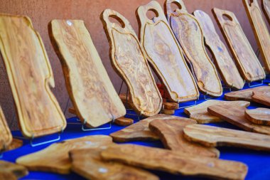 Cucuron, Provence, Güney Fransa 'da bir sokak pazarında zeytin kesme tahtaları