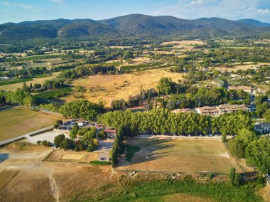 Provence, Güney Fransa 'da selvi ağaçları, zeytin ağaçları ve üzüm bağlarıyla hava manzaralı Akdeniz manzarası