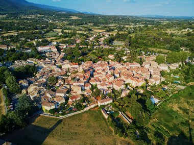 Provence, Güney Fransa 'da selvi ağaçları, zeytin ağaçları ve üzüm bağlarıyla hava manzaralı Akdeniz manzarası