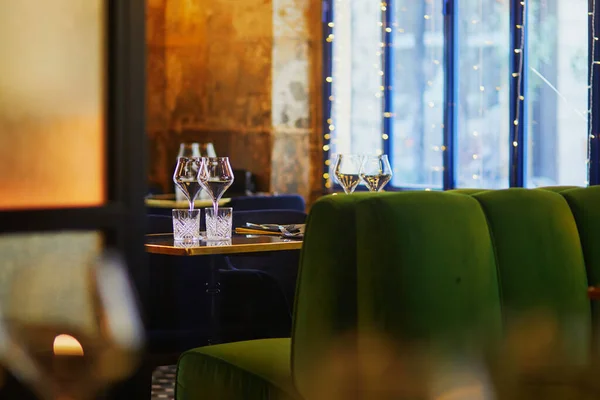 パリの居心地の良いカフェのテーブルの上にワイングラスのカップル フランス — ストック写真