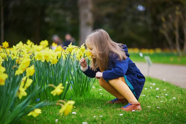 Roztomilé Školačka Těší Pěkný Jarní Den Parku Během Jonquils Kvetoucí — Stock fotografie