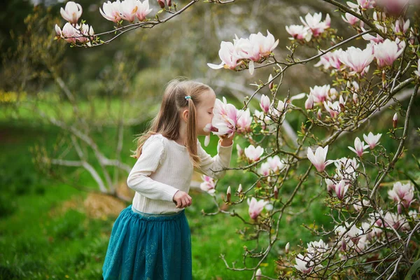 マグノリアの開花期に公園で素敵な春の日を楽しむ愛らしい未就学児の女の子 子供のための屋外の春の活動 自然を探検する小さな子供 — ストック写真